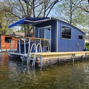 House boat on Fife Lake
